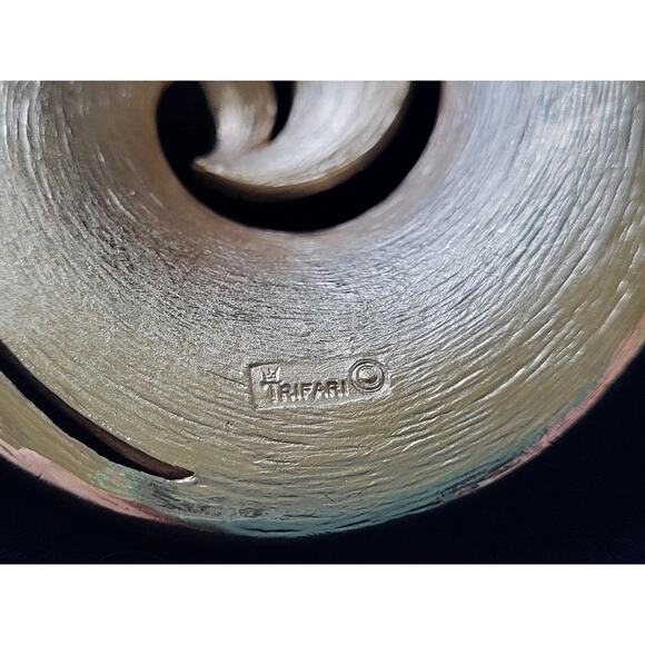 Signed Crown Trifari Mid 1960s Swirl Brooch Gold Tone Mid-Century Vintage MCM - Picture 7 of 8